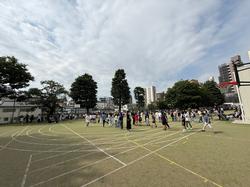 ６月１１日（木）長縄集会がありました。校庭で各クラス長縄を跳び、目標の回数に達成すると喜んでいました。クラスで一致団結して声をかけあったり、他のクラスを応援したりする姿が素敵でした。