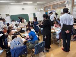 ６月１２日（金）４年生の研究授業がありました。児童は国語の「白いぼうし」を音読し、ふしぎに思ったことや考えてみたい学習の課題について友達と話し合いました。友達の話を聞きながら、自分の意見を積極的に発言していました。